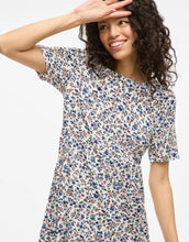 Laden Sie das Bild in den Galerie-Viewer, Kleid Vipaddina I Cloud Dancer w. Blue Small Flowers
