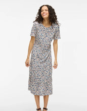 Laden Sie das Bild in den Galerie-Viewer, Kleid Vipaddina I Cloud Dancer w. Blue Small Flowers
