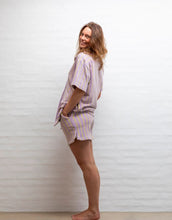 Laden Sie das Bild in den Galerie-Viewer, Gym Shorts Naram I Lilac &amp; Neon Yellow
