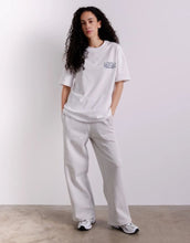 Laden Sie das Bild in den Galerie-Viewer, T-Shirt Mom - Place to Grow I White
