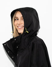 Laden Sie das Bild in den Galerie-Viewer, Raincoat I Solid Black
