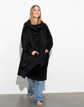 Laden Sie das Bild in den Galerie-Viewer, Raincoat I Solid Black
