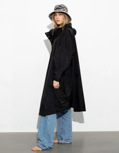 Laden Sie das Bild in den Galerie-Viewer, Raincoat I Solid Black

