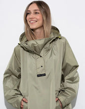 Laden Sie das Bild in den Galerie-Viewer, Raincoat I Solid Pale Olive
