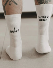Laden Sie das Bild in den Galerie-Viewer, Socken Weiß I I don&#39;t work here

