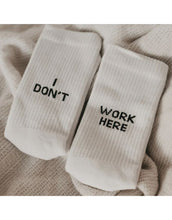 Laden Sie das Bild in den Galerie-Viewer, Socken Weiß I I don&#39;t work here
