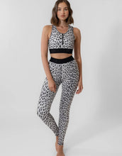 Laden Sie das Bild in den Galerie-Viewer, Sport Top Taylor I Leo Light Grey
