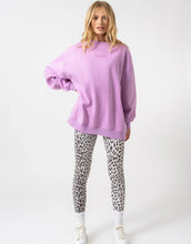 Laden Sie das Bild in den Galerie-Viewer, Oversize Sweater Positive I Bright Lilac
