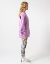 Laden Sie das Bild in den Galerie-Viewer, Oversize Sweater Positive I Bright Lilac
