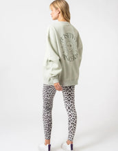 Laden Sie das Bild in den Galerie-Viewer, Oversize Sweater Positive I Soft Green
