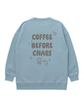 Fliederfarbenes Oversized Sweatshirt von Liliput mit „6am“-Print auf der Brust und großem Rückenschriftzug „Coffee before the Chaos evolves“ – gemütlich und stylisch für den Eltern-Alltag.