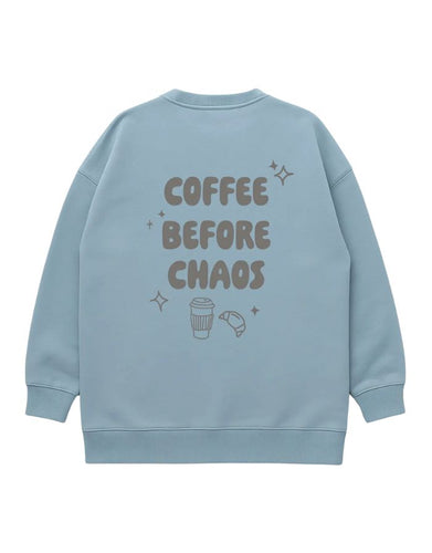 Fliederfarbenes Oversized Sweatshirt von Liliput mit „6am“-Print auf der Brust und großem Rückenschriftzug „Coffee before the Chaos evolves“ – gemütlich und stylisch für den Eltern-Alltag.