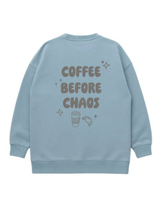Fliederfarbenes Oversized Sweatshirt von Liliput mit „6am“-Print auf der Brust und großem Rückenschriftzug „Coffee before the Chaos evolves“ – gemütlich und stylisch für den Eltern-Alltag.