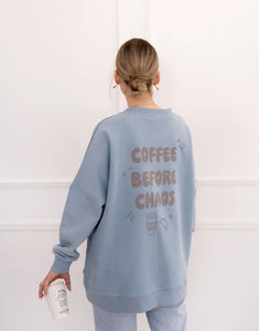 Fliederfarbenes Oversized Sweatshirt von Liliput mit „6am“-Print auf der Brust und großem Rückenschriftzug „Coffee before the Chaos evolves“ – gemütlich und stylisch für den Eltern-Alltag.