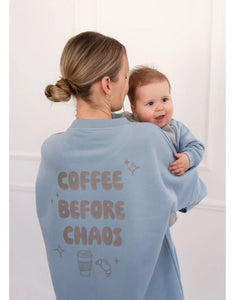 Fliederfarbenes Oversized Sweatshirt von Liliput mit „6am“-Print auf der Brust und großem Rückenschriftzug „Coffee before the Chaos evolves“ – gemütlich und stylisch für den Eltern-Alltag.