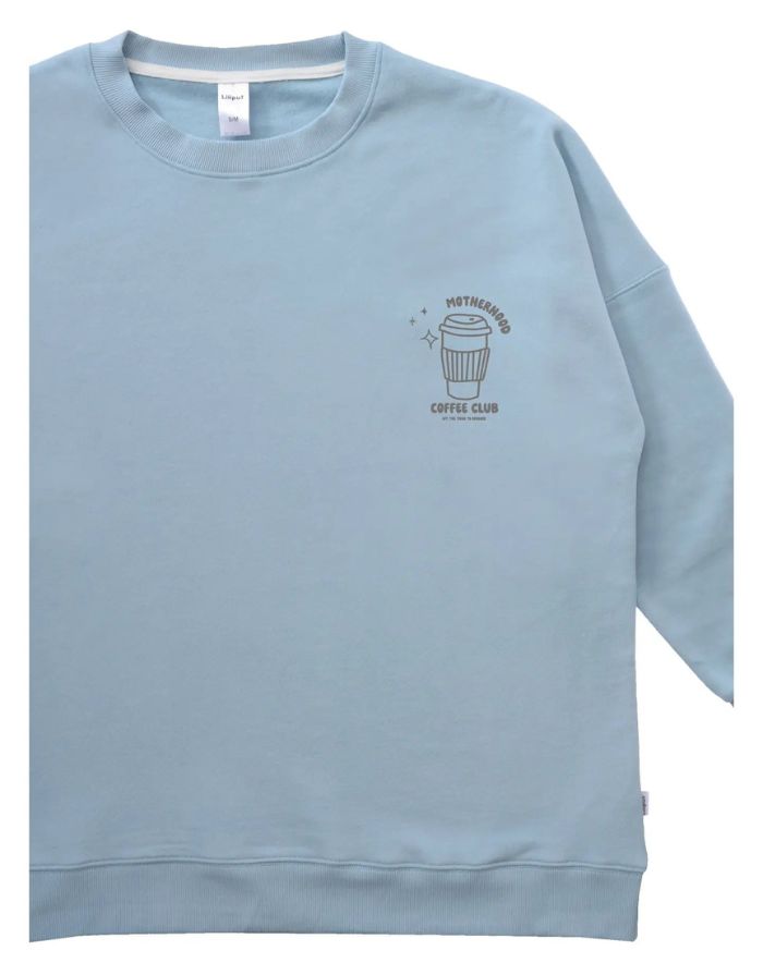 Fliederfarbenes Oversized Sweatshirt von Liliput mit „6am“-Print auf der Brust und großem Rückenschriftzug „Coffee before the Chaos evolves“ – gemütlich und stylisch für den Eltern-Alltag.