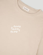 Laden Sie das Bild in den Galerie-Viewer, Boyfriend T-Shirt Good Karma Club I Cappuccino
