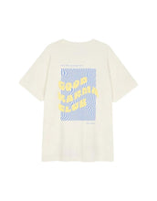 Laden Sie das Bild in den Galerie-Viewer, Boyfriend T-Shirt Good Karma Club I Off White

