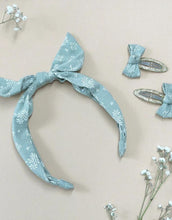 Laden Sie das Bild in den Galerie-Viewer, Haarspangen I Floral Sprig Twisty Bow
