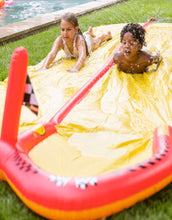 Laden Sie das Bild in den Galerie-Viewer, Aufblasbare Wasserrutsche Racing von Swim Essentials mit 5,5 m Länge und Wassersprinklern – Gartenspielzeug für Kinder ab 3 Jahren.
