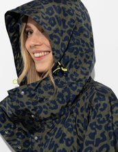 Laden Sie das Bild in den Galerie-Viewer, Raincoat I Leo Splashes Navy/Olive
