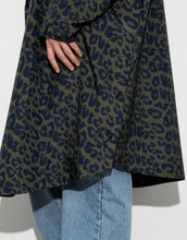 Laden Sie das Bild in den Galerie-Viewer, Raincoat I Leo Splashes Navy/Olive

