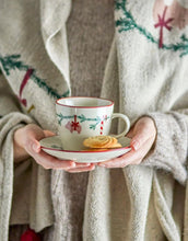 Laden Sie das Bild in den Galerie-Viewer, Bloomingville Becher Yule Natur aus Steingut – Weihnachtsmotiv mit rotem Rand
