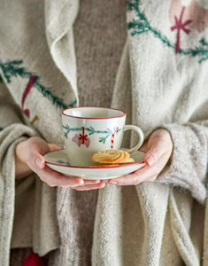 Bloomingville Becher Yule Natur aus Steingut – Weihnachtsmotiv mit rotem Rand