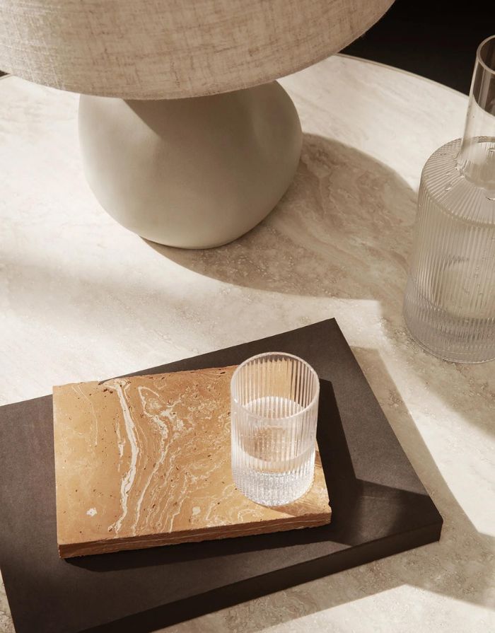 Deckel für die Ripple Karaffe von ferm Living, der auch als Trinkglas verwendet werden kann.