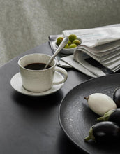 Laden Sie das Bild in den Galerie-Viewer, Kaffeetasse mit Untertasse Pion I Grau/Weiß
