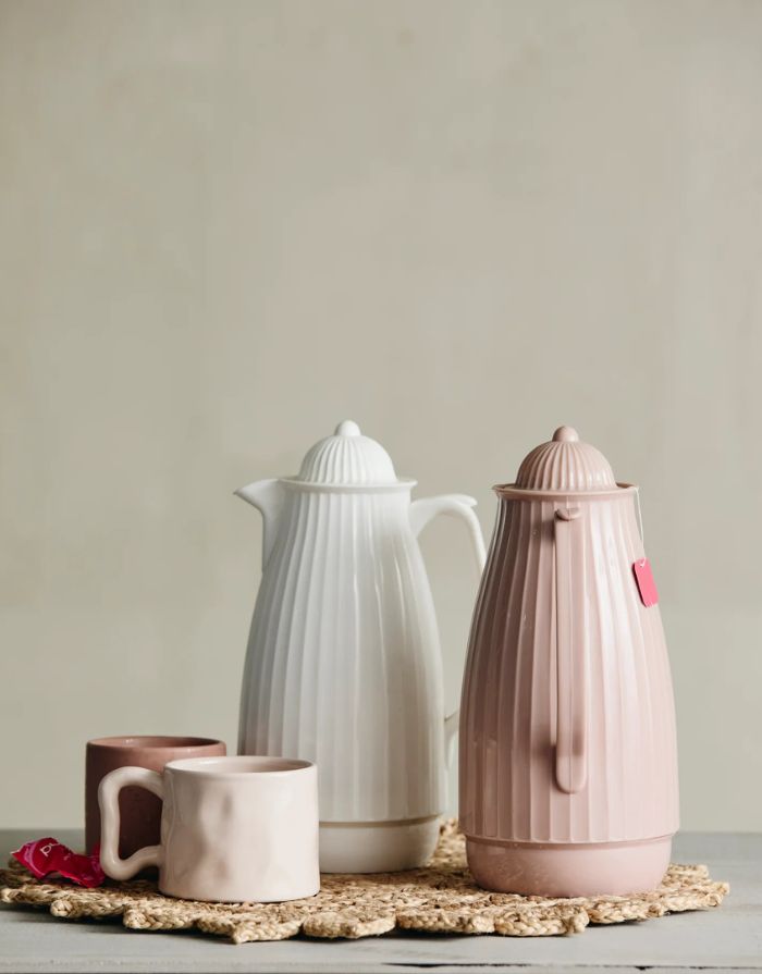 Nordal Thermoskanne Carvi in Rose mit elegantem Design, Griff und praktischer Isolierfunktion.