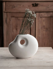 Laden Sie das Bild in den Galerie-Viewer, Vase Lunden I White
