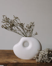 Laden Sie das Bild in den Galerie-Viewer, Vase Lunden I White
