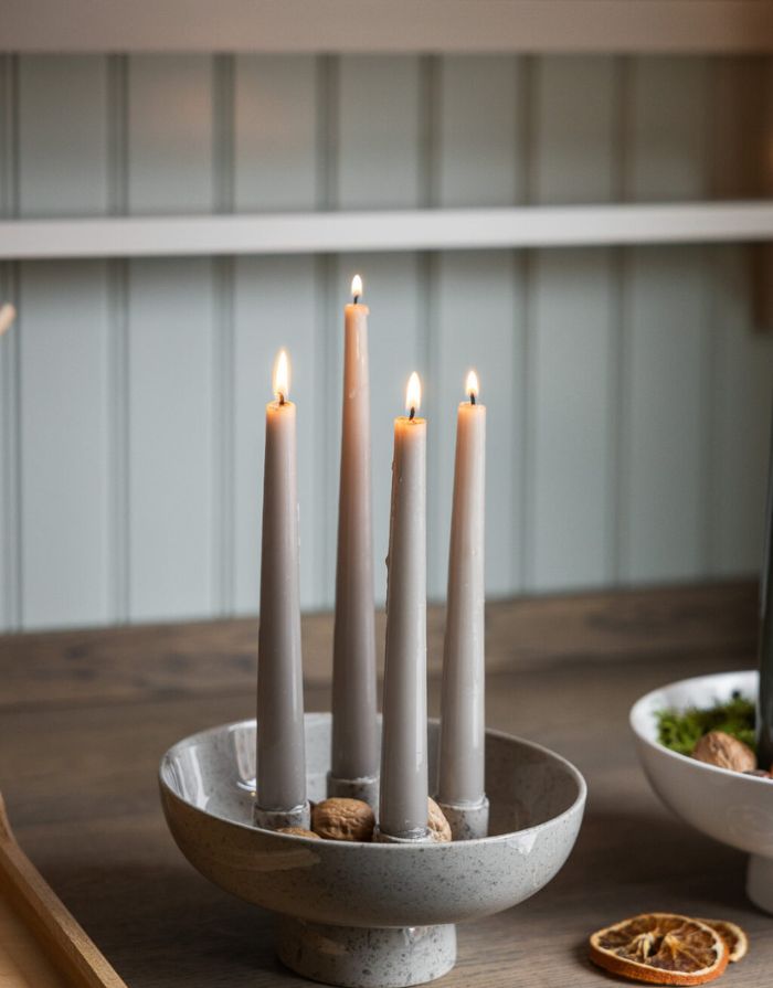 Kerzenhalter Granhammaer von Storefactory Scandinavia in Beige Natur, dekorativer Adventskerzenhalter aus glasierter Keramik mit erhöhter runder Schale und vier Kerzenhaltern, 21 cm Durchmesser und 9 cm Höhe.