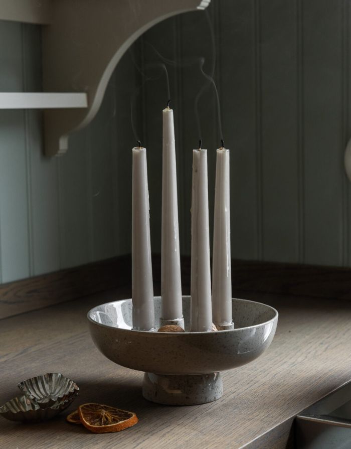 Kerzenhalter Granhammaer von Storefactory Scandinavia in Beige Natur, dekorativer Adventskerzenhalter aus glasierter Keramik mit erhöhter runder Schale und vier Kerzenhaltern, 21 cm Durchmesser und 9 cm Höhe.