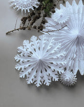 Laden Sie das Bild in den Galerie-Viewer, Papierstern ø 45cm I Weiß
