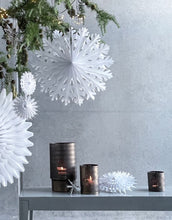 Laden Sie das Bild in den Galerie-Viewer, Papierstern ø 45cm I Weiß
