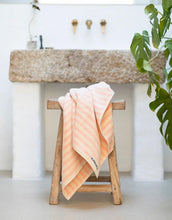 Laden Sie das Bild in den Galerie-Viewer, Badehandtuch 70x140cm I Tropical/Creme
