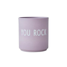 Laden Sie das Bild in den Galerie-Viewer, Porzellan Becher Favourite Cup I You Rock Lavendel
