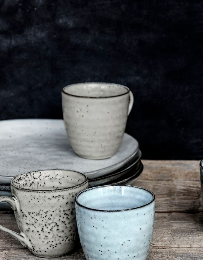 Handgefertigter Steinzeugbecher Rustic von House Doctor in Grau und Blau mit gesprenkelter Glasur und skandinavischem Design auf Rustic Teller