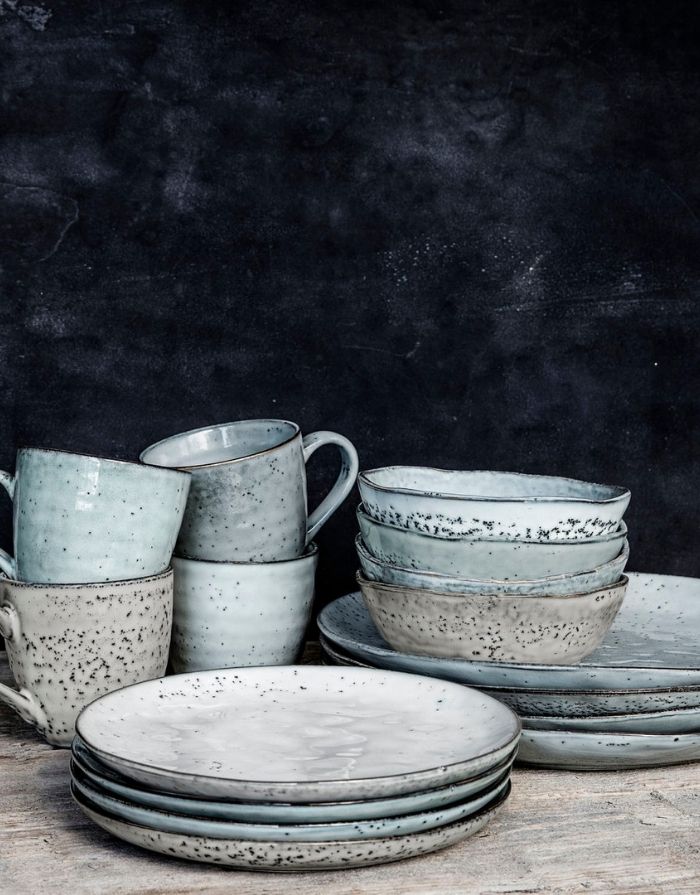 Handgefertigter Steinzeugbecher Rustic von House Doctor in Grau und Blau mit gesprenkelter Glasur und skandinavischem Design mit Rustic Geschirr