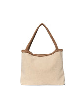 Laden Sie das Bild in den Galerie-Viewer, Tasche aus Teddy Stoff in der Farbe Beige mit braunem Henkel

