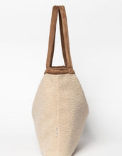 Laden Sie das Bild in den Galerie-Viewer, Tasche aus Teddy Stoff in der Farbe Beige mit braunem Henkel

