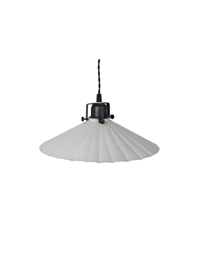 Deckenlampe Anita antique white von Strömshage aus Metall mit schwarzem Stoffkabel als Freisteller