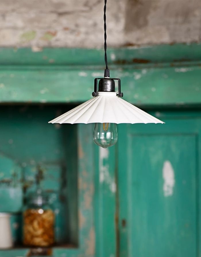 Deckenlampe Anita antique white von Strömshage aus Metall mit schwarzem Stoffkabel vor einer grünen Tür 