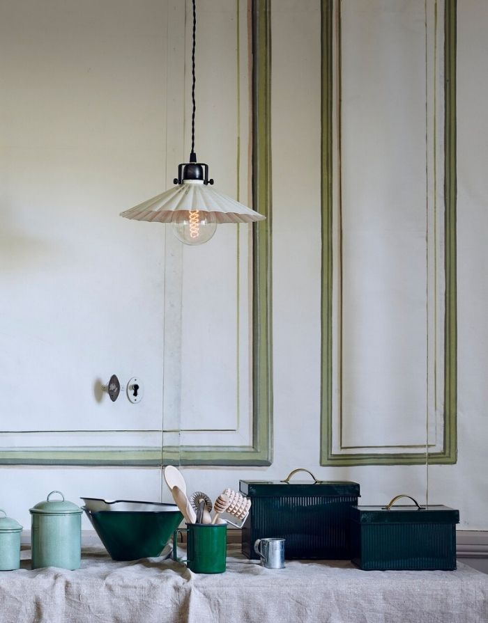 Deckenlampe Anita antique white von Strömshage aus Metall mit schwarzem Stoffkabel über einem Tisch