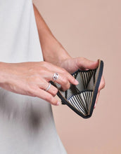 Laden Sie das Bild in den Galerie-Viewer, Portemonnaie Coin Purse  Laura I Black Croco
