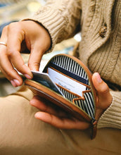 Laden Sie das Bild in den Galerie-Viewer, Portemonnaie Coin Purse Laura I Cognac Classic
