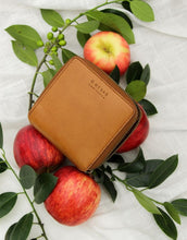 Laden Sie das Bild in den Galerie-Viewer, Portemonnaie Sonny Square I Cognac Apple Leather
