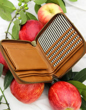 Laden Sie das Bild in den Galerie-Viewer, Portemonnaie Sonny Square I Cognac Apple Leather
